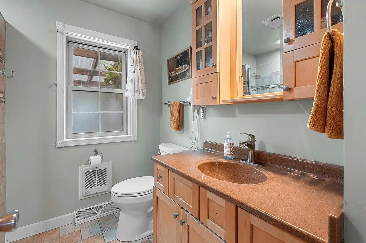 3rd image of 729 Woodlawn Dr Dr, Manitowoc, WI 54220 | MLS# 1972612