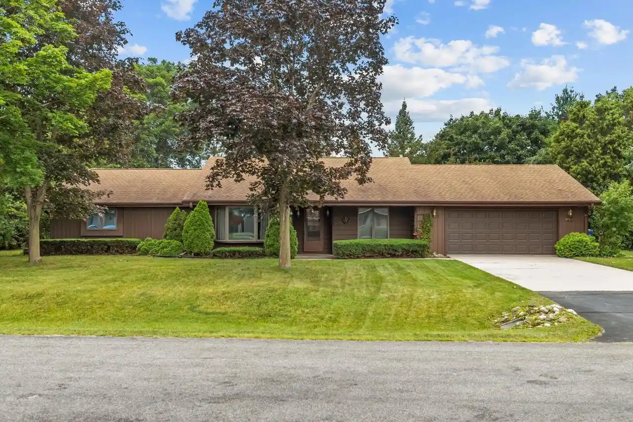 1st image of 301 Oak Manor Dr Dr, Oshkosh, WI 54904 | MLS# 50329474