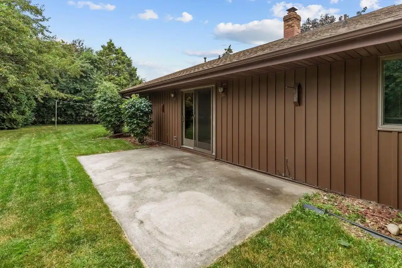 2nd image of 301 Oak Manor Dr Dr, Oshkosh, WI 54904 | MLS# 50329474