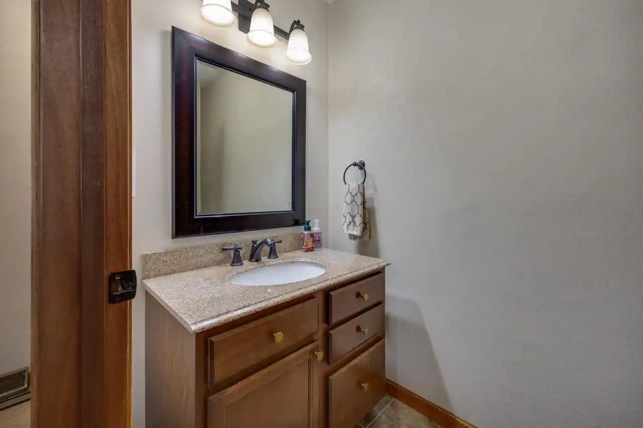 5th image of 1435 Laramie Ln Ln, Janesville, WI 53546