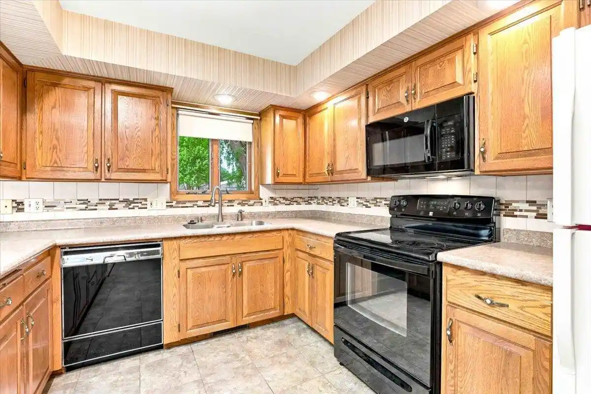 Photo 4 of Sale Pending at 805 Spillway Dr Dr, La Crosse, WI 54603 | MLS# 1972751 | Listing updated on 2026-07-24