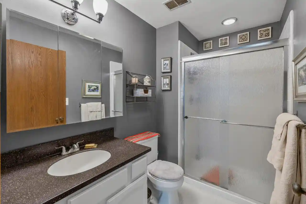 3rd image of 4242 Ridgewood Ln Ln, Greenfield, WI 53221