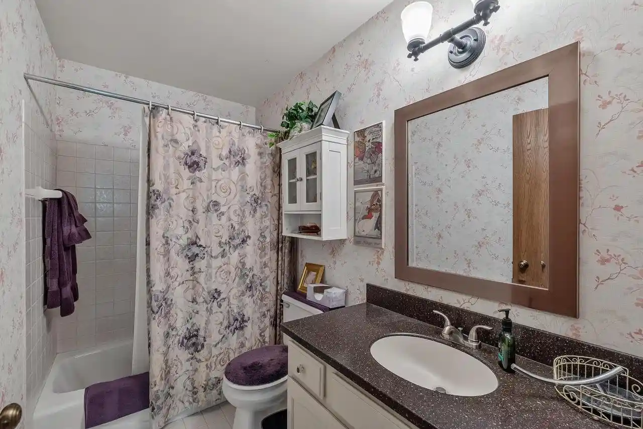 5th image of 4242 Ridgewood Ln Ln, Greenfield, WI 53221