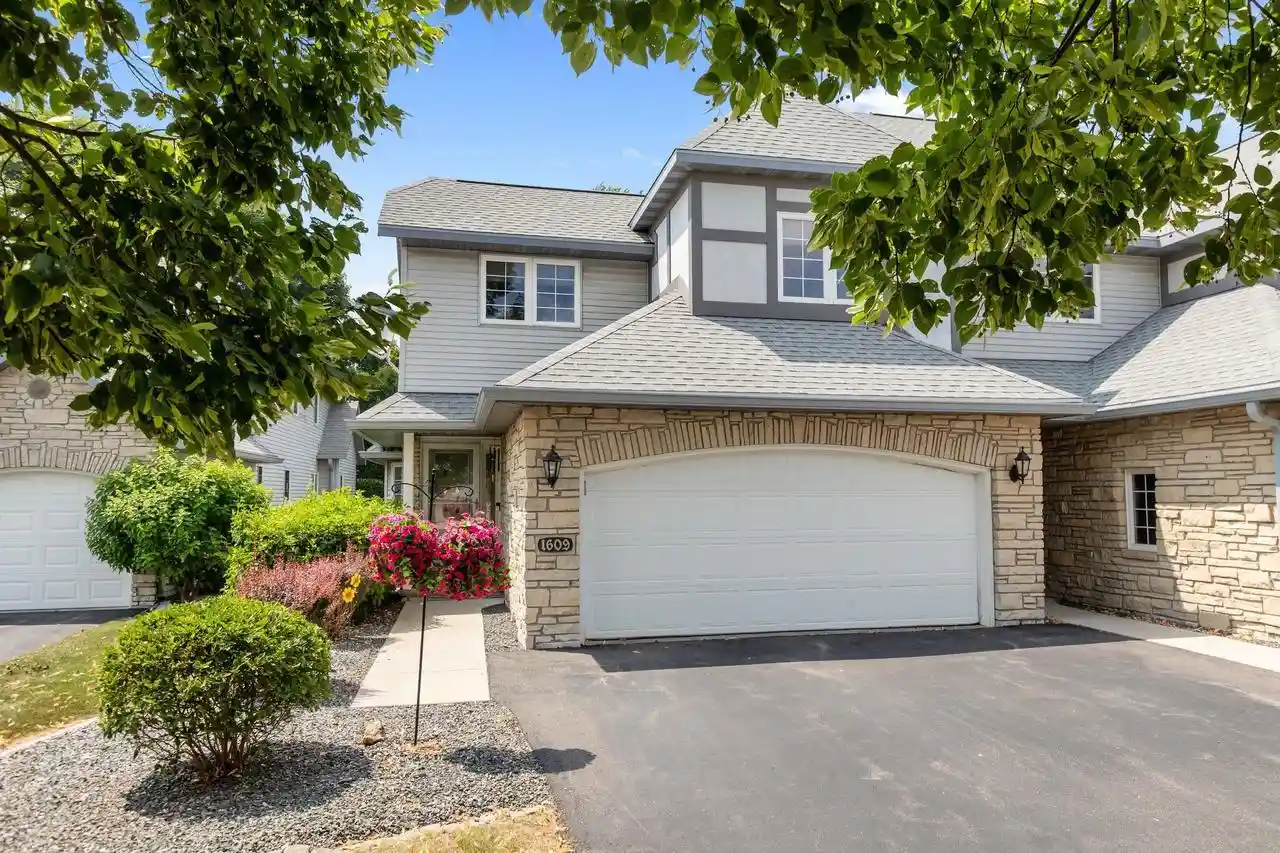 1st image of 1609 N Lilas Dr Dr, Appleton, WI 54914 | MLS# 50329549