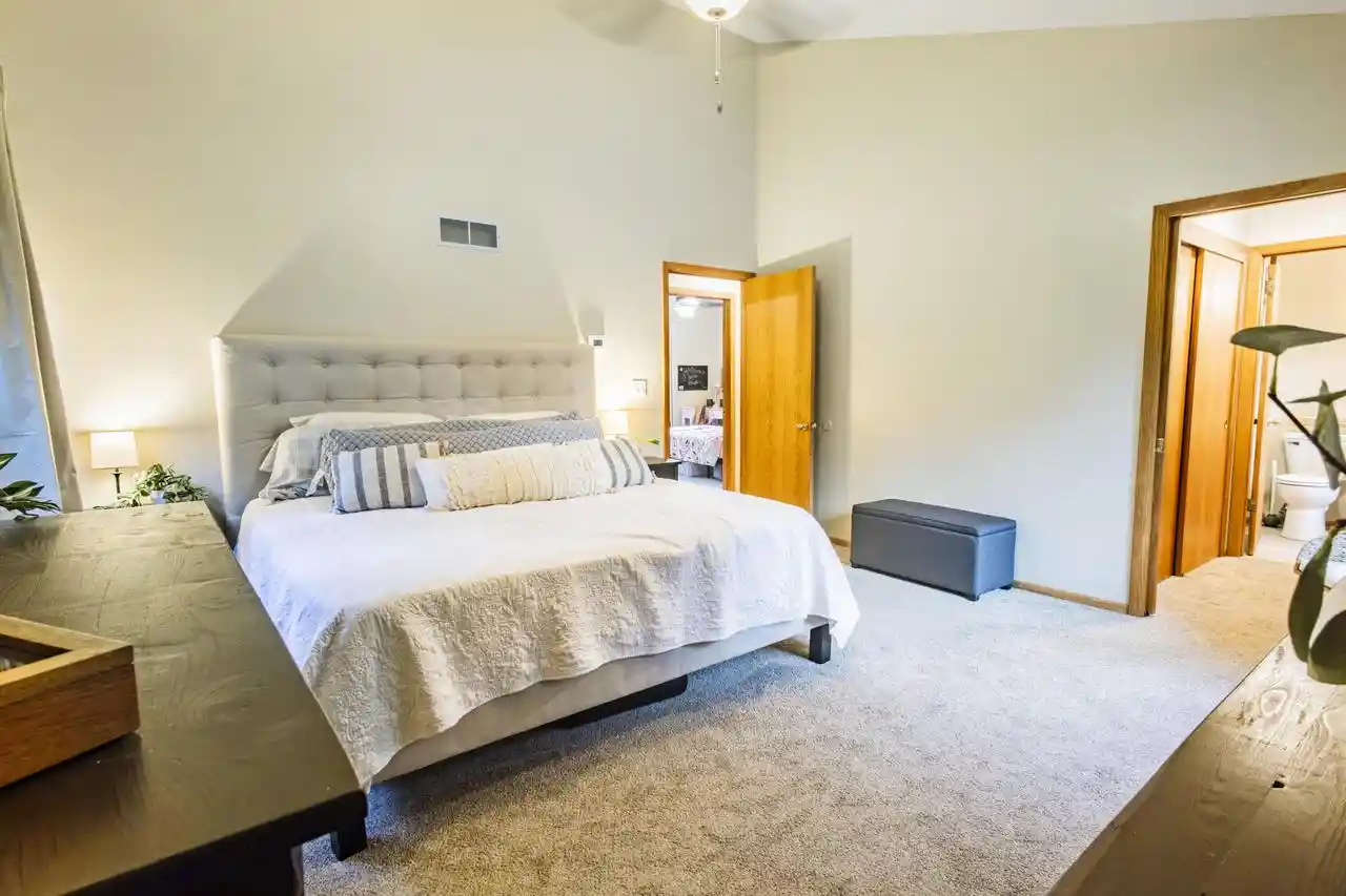 4th image of W226N2555 Oakwood Lane Lane, Waukesha, WI 53186 | MLS# 1972803