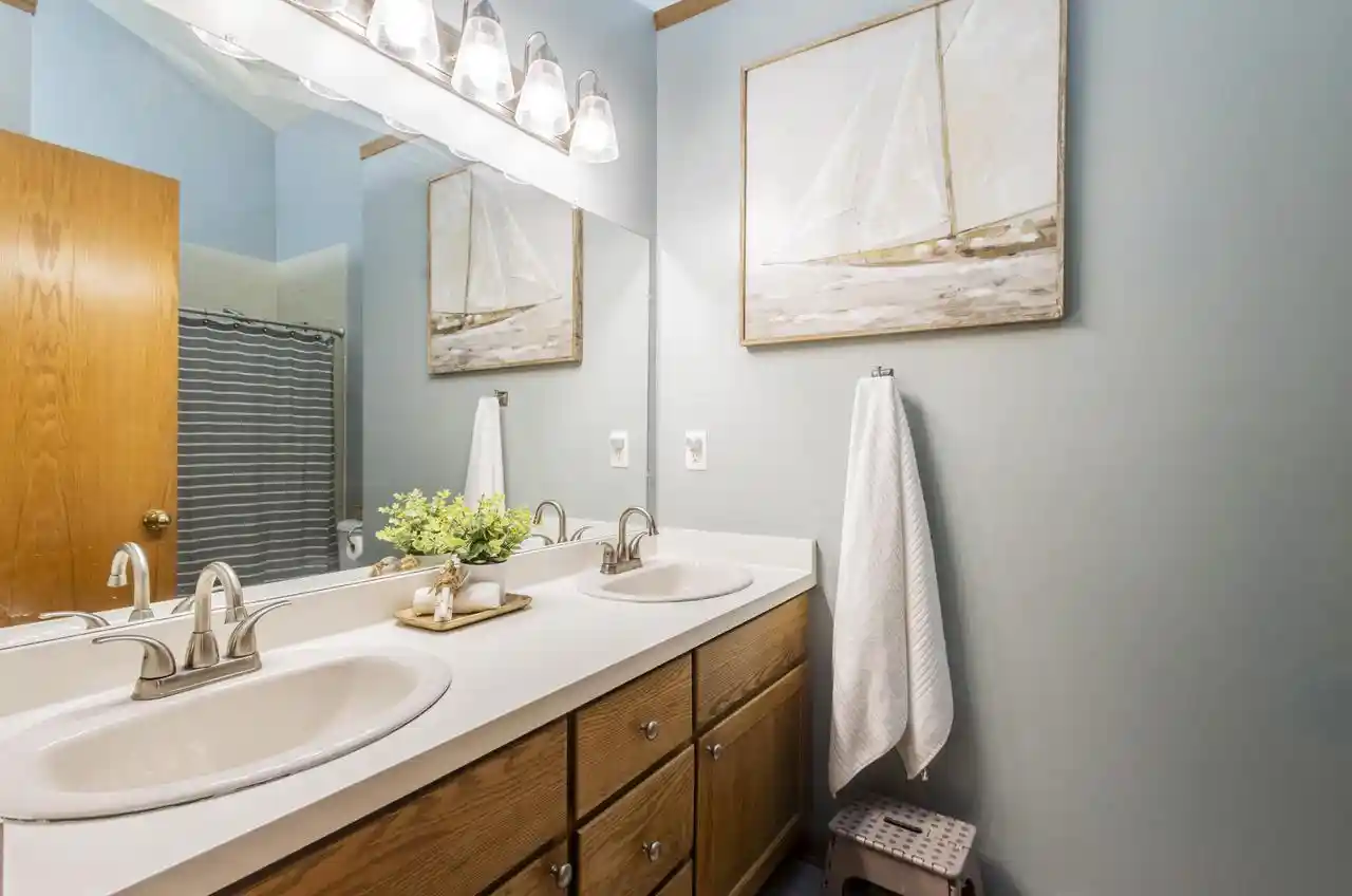 5th image of W226N2555 Oakwood Lane Lane, Waukesha, WI 53186 | MLS# 1972803