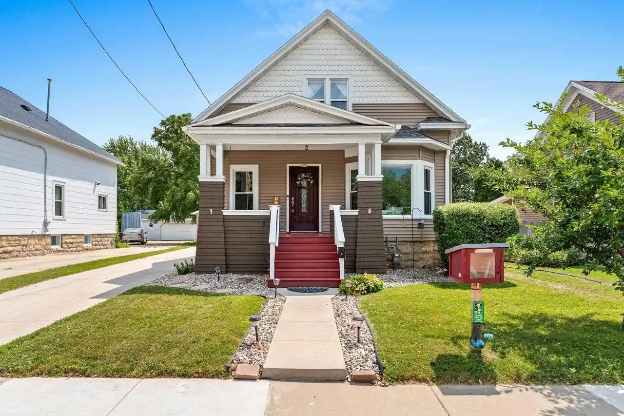 1st image of 823 W 4th Avenue Avenue, Oshkosh, WI 54902 | MLS# 50329586