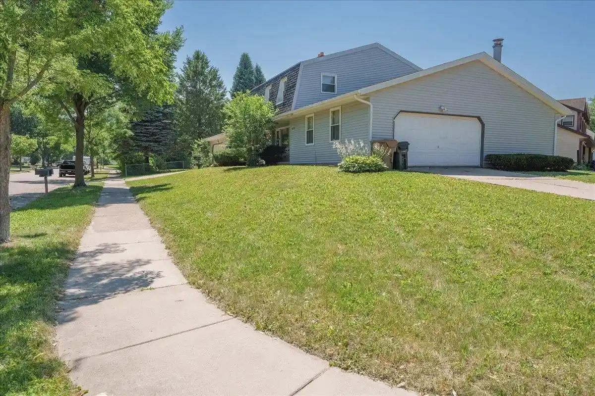 Photo 2 of Sale Pending at 5201 Trafalger Pl Pl, Madison, WI 53714 | MLS# 2028674 | Listing updated on 2026-09-11