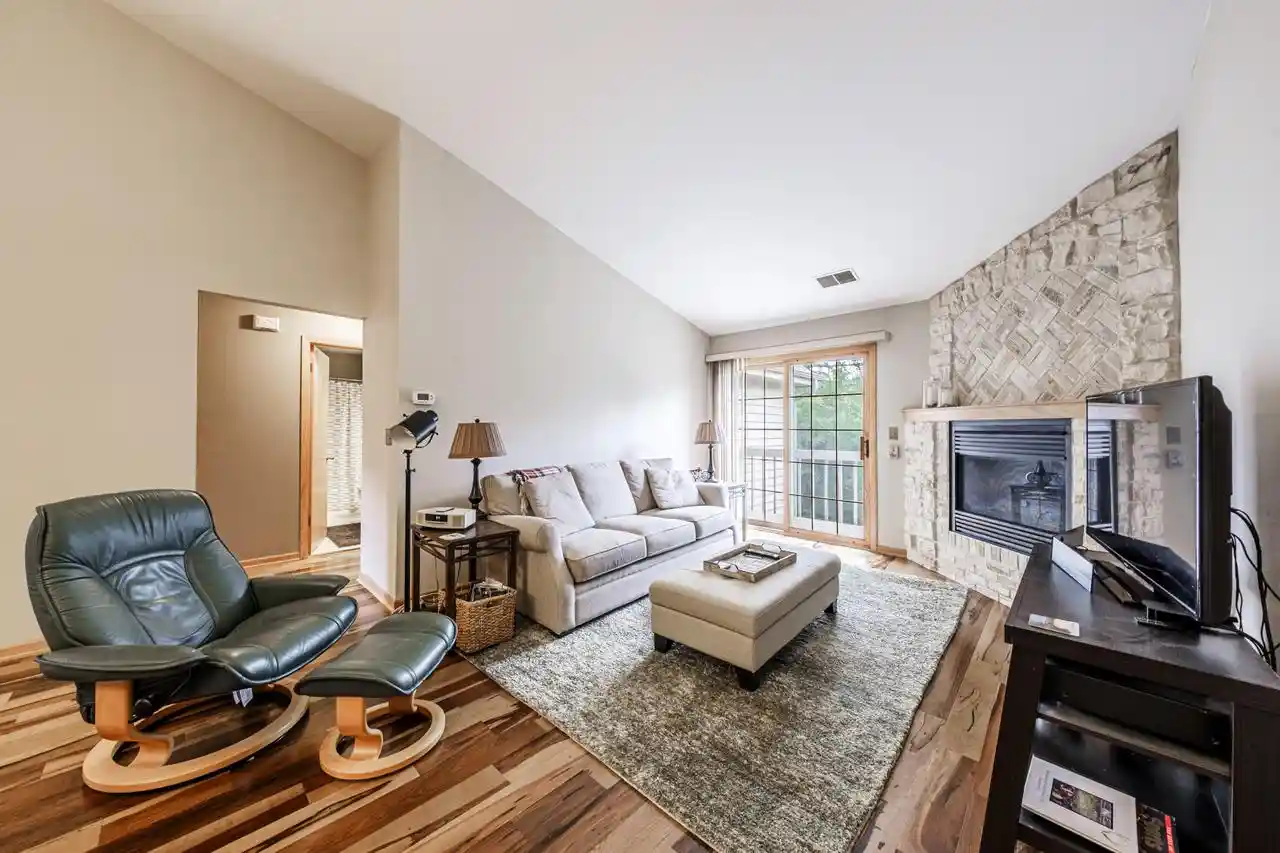 2nd image of 18500 Brookfield Lakes Dr Dr #73, Brookfield, WI 53045 | MLS# 1972882