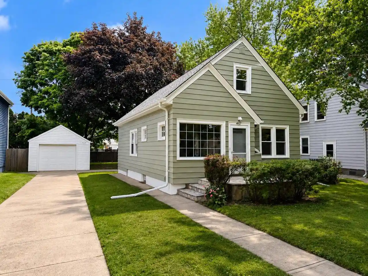 Homes for sale in Whitefish Bay, WI | 4937 N Hollywood Avenue Avenue, Whitefish Bay, WI 53217 | MLS# 1972961