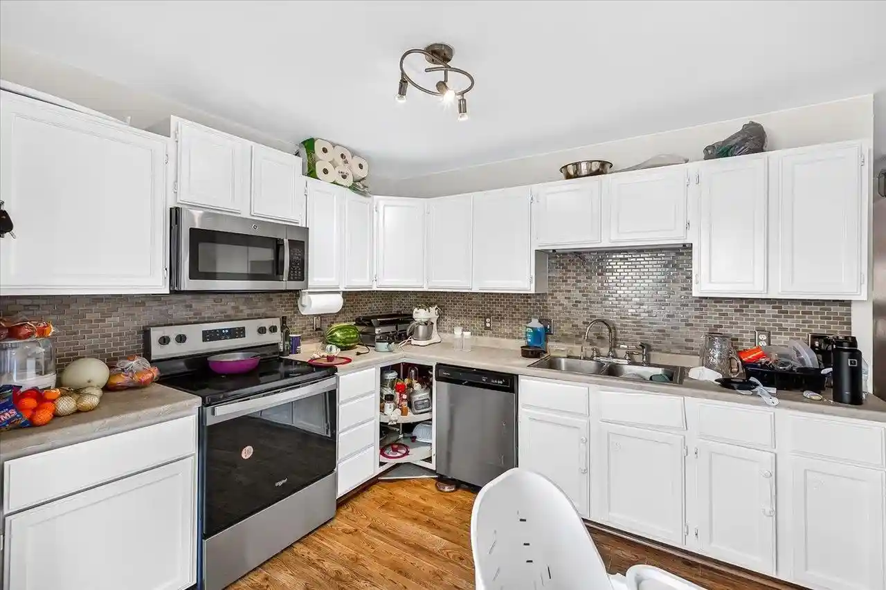 2nd image of 806 N Thompson Dr Dr, Madison, WI 53704