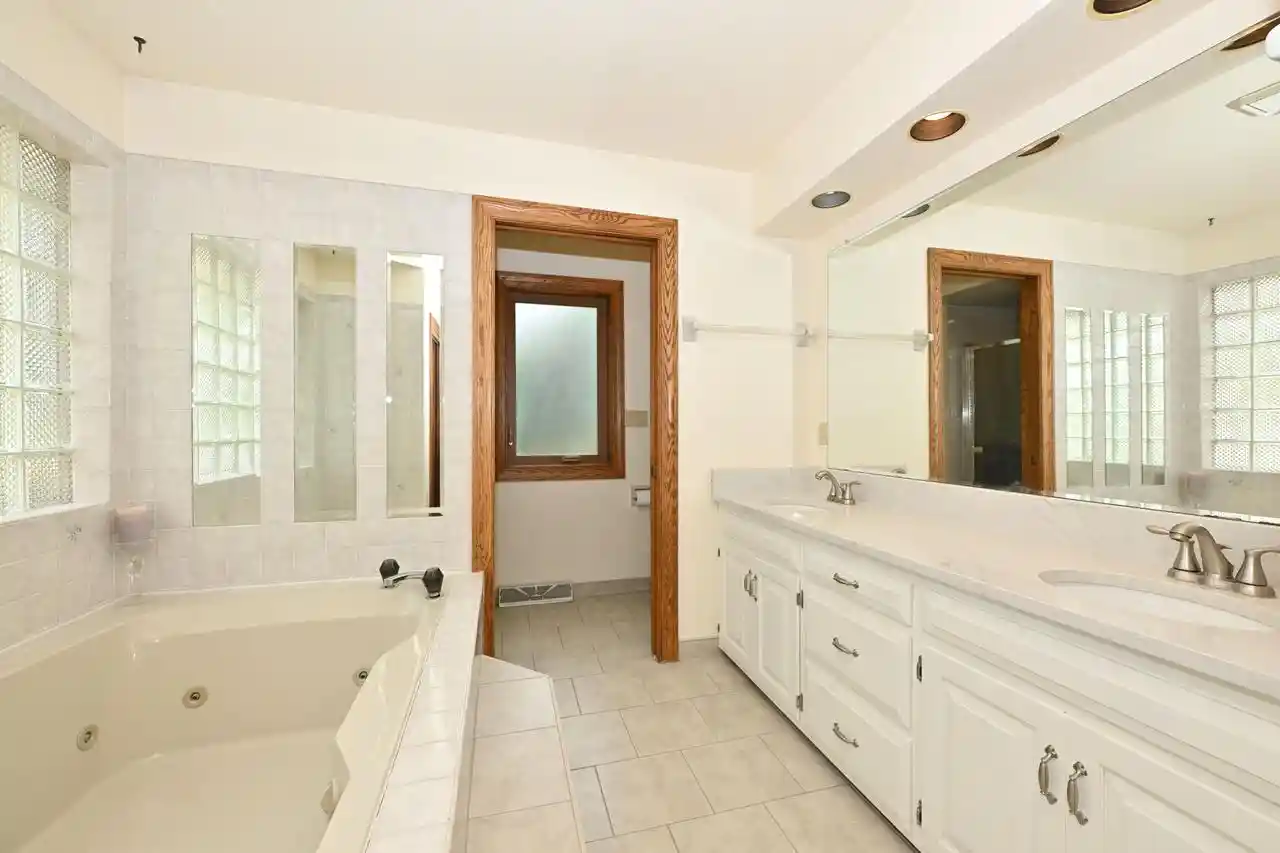 4th image of 3998 S Victoria Circle Circle, New Berlin, WI 53151 | MLS# 1972990