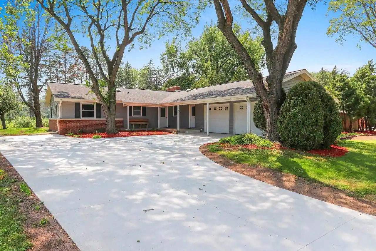 Photo 1 of Single family home for sale at 281 Roselawn Boulevard Boulevard, Green Bay, WI 54301 | MLS# 50329687 | Listing updated on 2026-09-15
