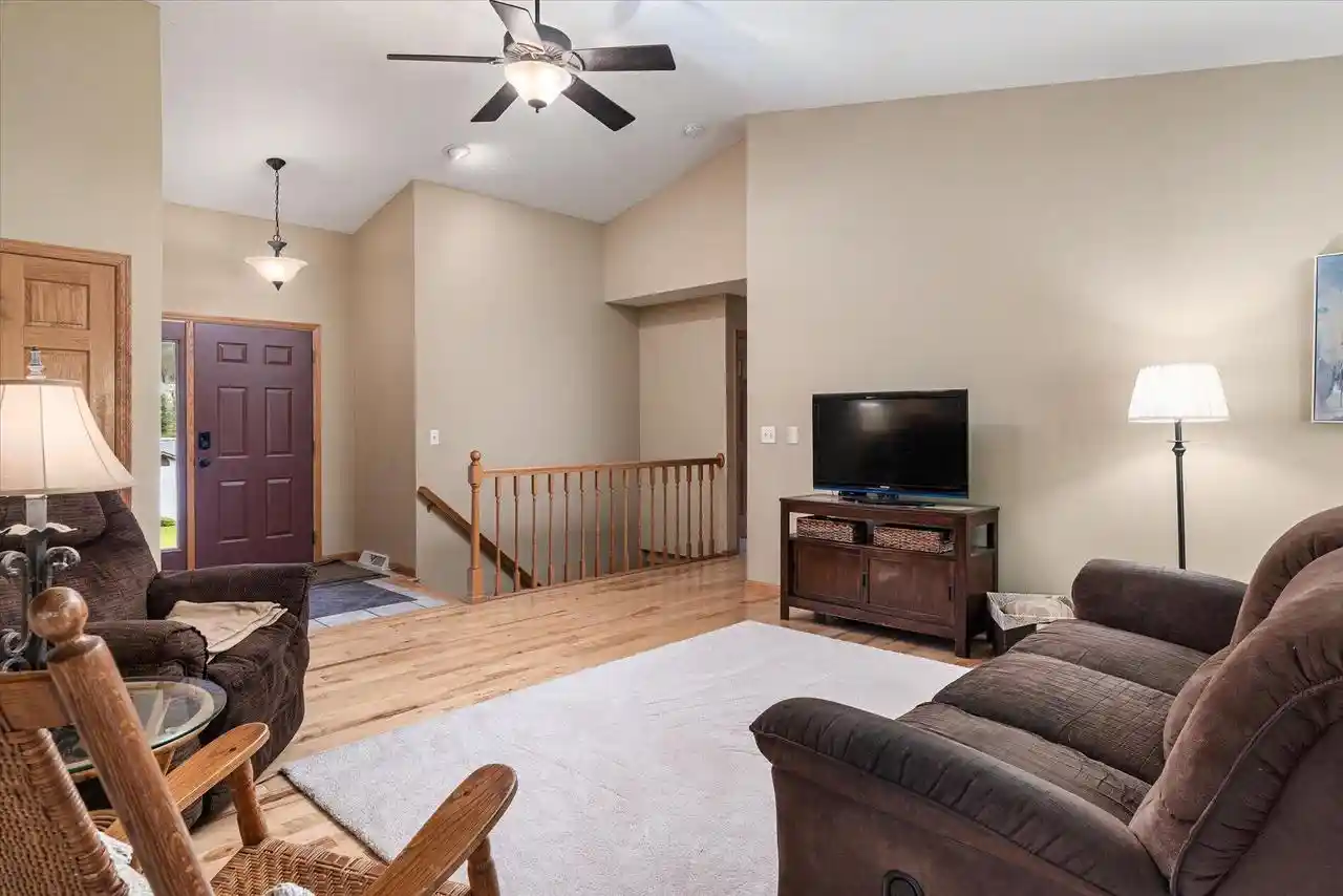 3rd image of 240 Red Apple Dr Dr, La Crescent, MN 55947 | MLS# 1973126