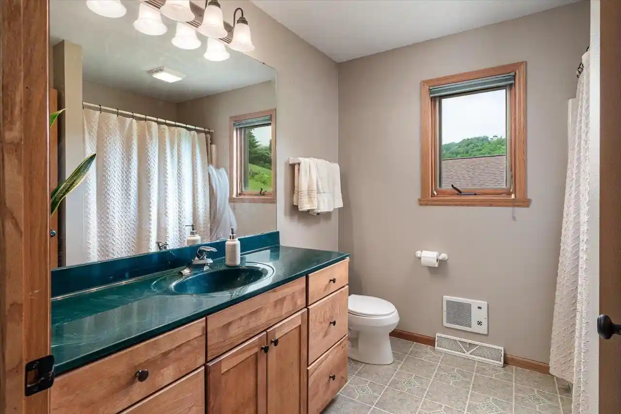 5th image of 240 Red Apple Dr Dr, La Crescent, MN 55947 | MLS# 1973126