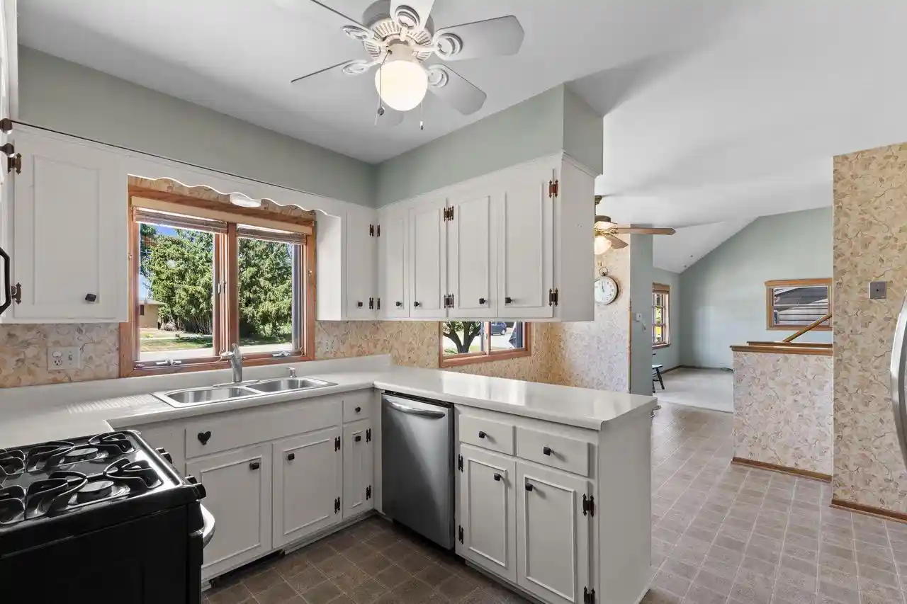2nd image of 5429 Erie Street Street, Caledonia, WI 53402 | MLS# 1973138