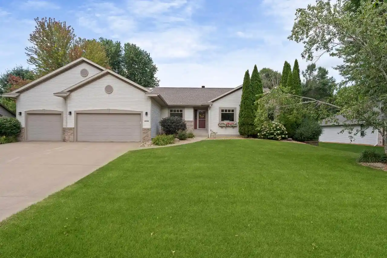 1st image of 4033 Beverly Dr Dr, Onalaska, WI 54650 | MLS# 1973159