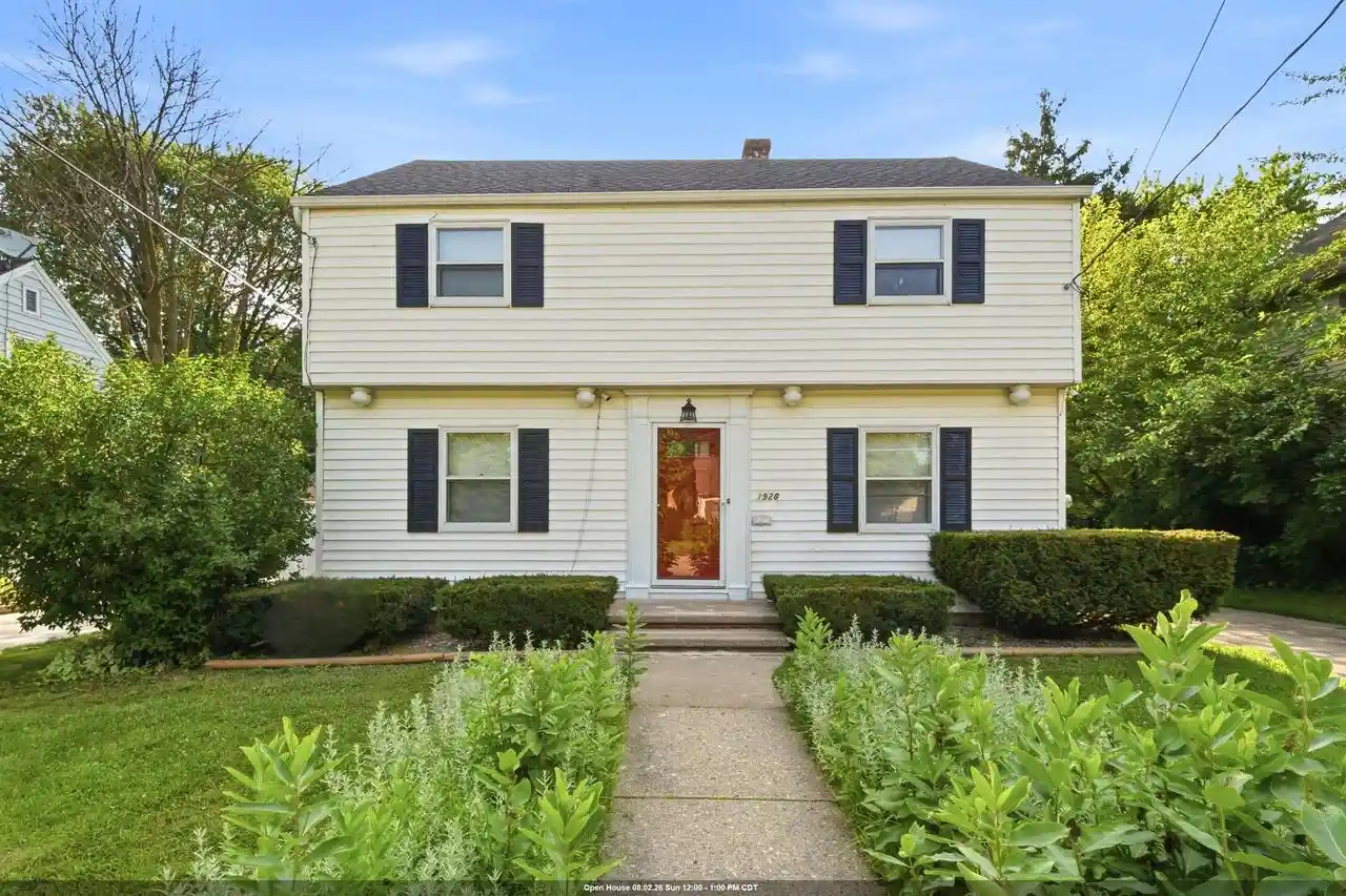 1st image of 1928 S Lawe Street Street, Appleton, WI 54915 | MLS# 50329734