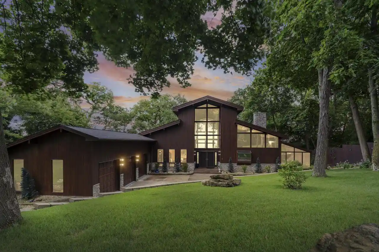 1st image of 1555 Crescent Hills Dr Dr, La Crescent, MN 55947 | MLS# 1973277