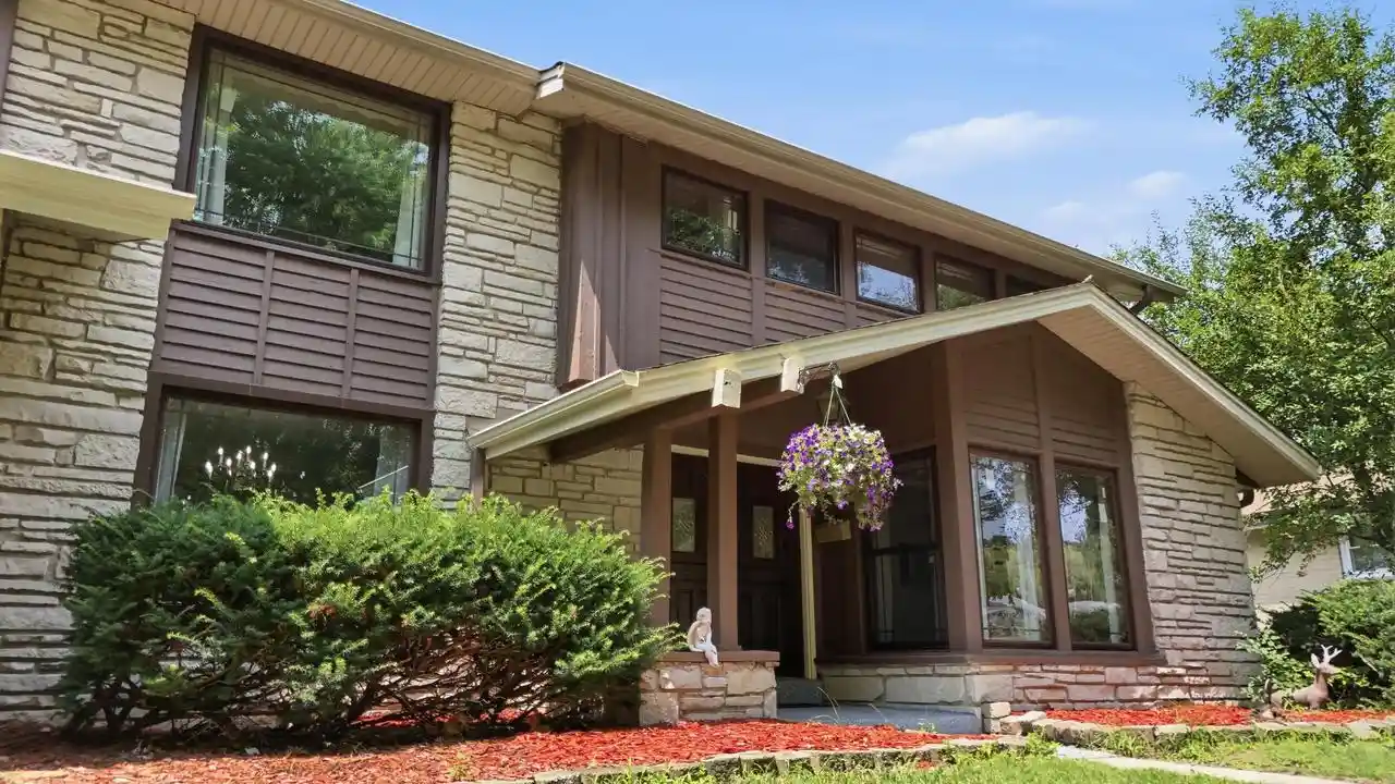 4th image of 5050 Spruce Court Court, Greendale, WI 53129 | MLS# 1973306