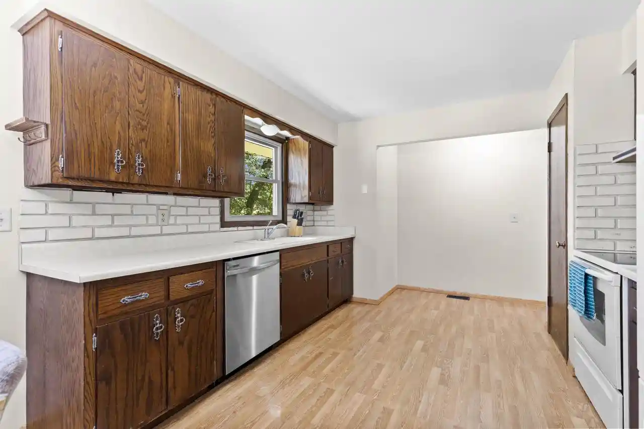 2nd image of W230s5930 Molla Dr Dr, Waukesha, WI 53189 | MLS# 1973367