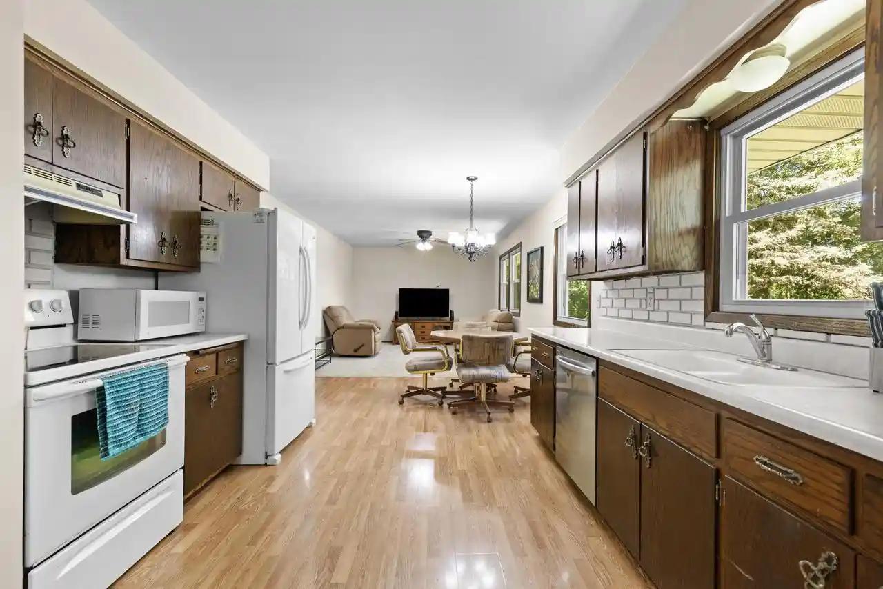 3rd image of W230S5930 Molla Dr Dr, Waukesha, WI 53189 | MLS# 1973367