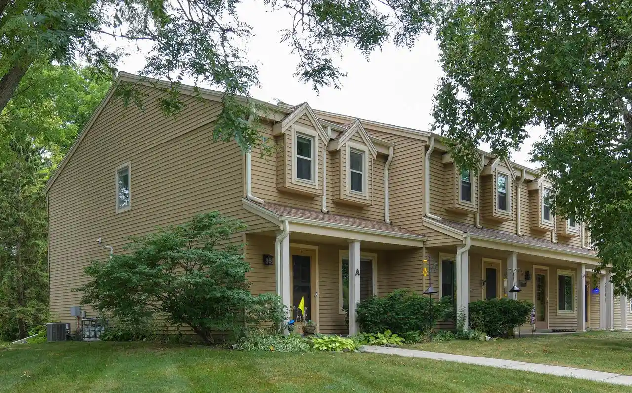 5th image of 2101 Woodburn Rd Rd, Waukesha, WI 53188