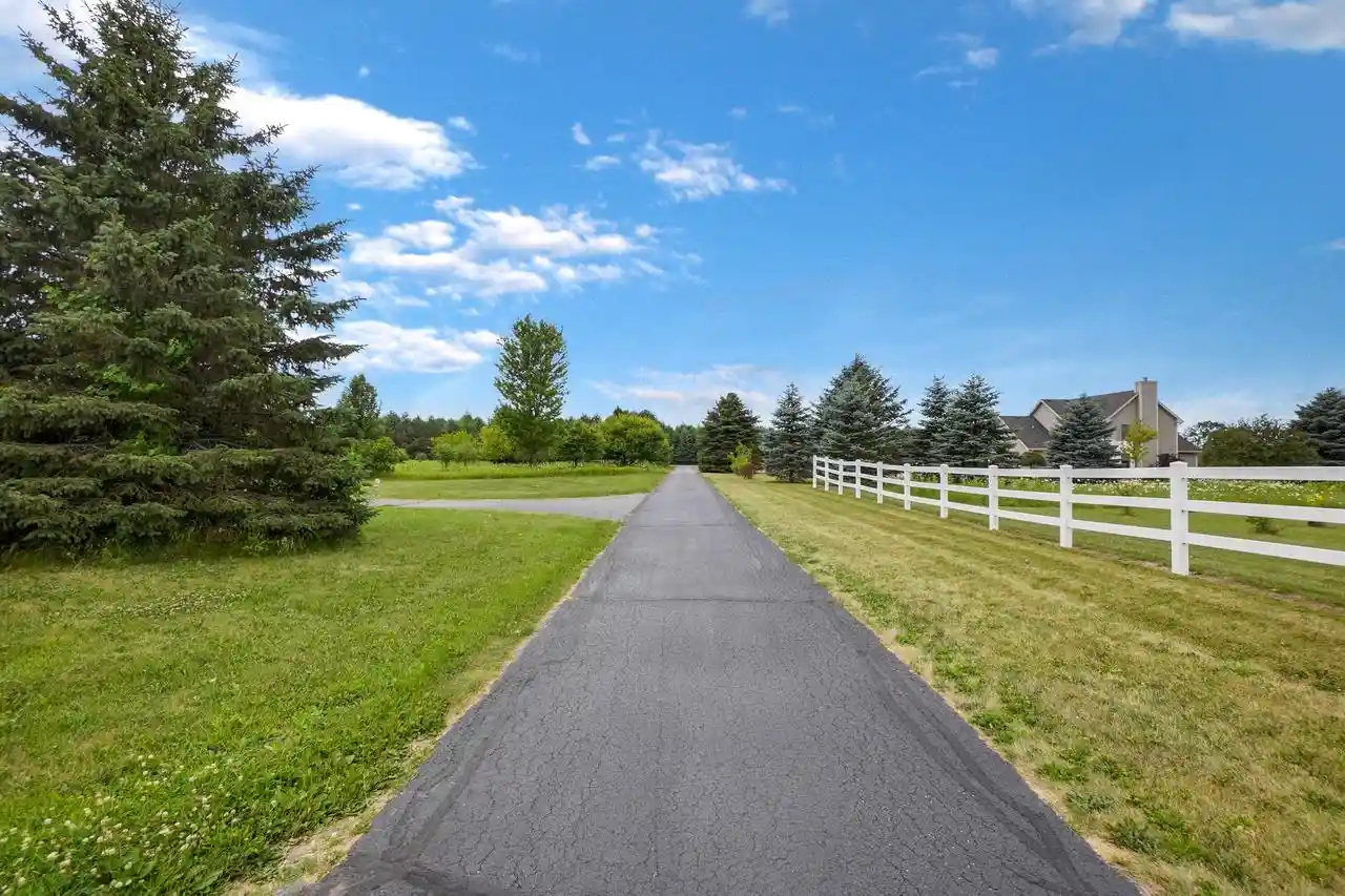 5th image of W287N8810 Center Oak Road Road, Hartland, WI 53029 | MLS# 1973404