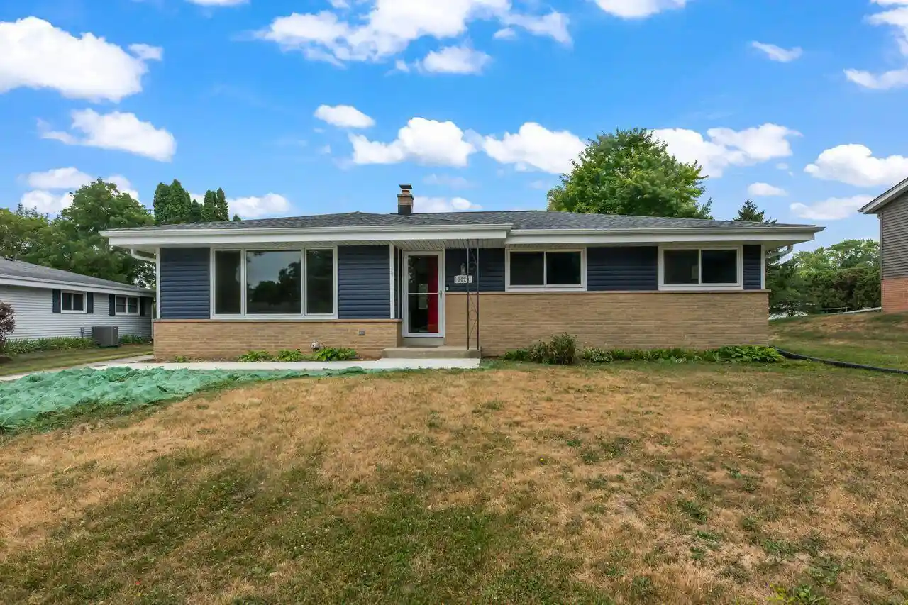 1st image of 1020 Lilac Lane Lane, Pewaukee, WI 53072 | MLS# 1973405