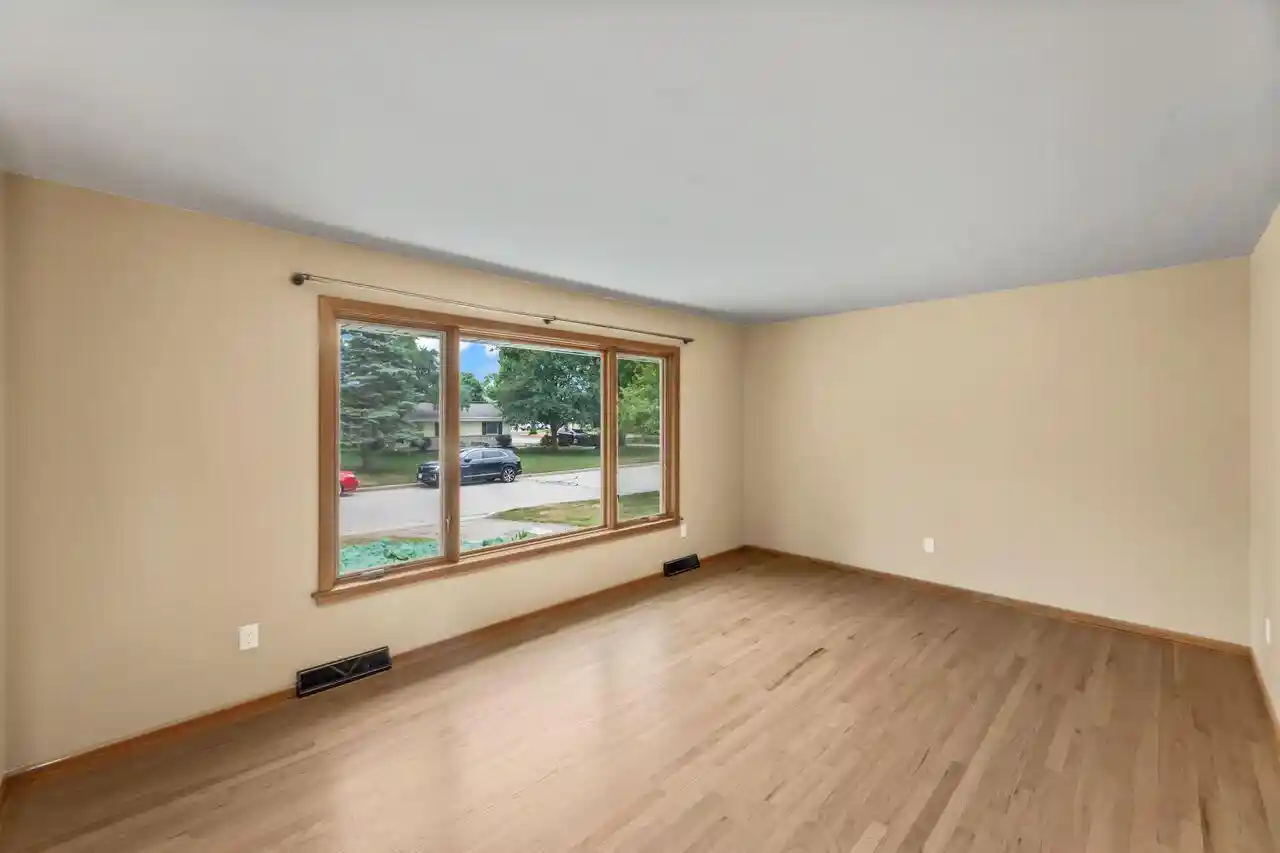 3rd image of 1020 Lilac Lane Lane, Pewaukee, WI 53072 | MLS# 1973405
