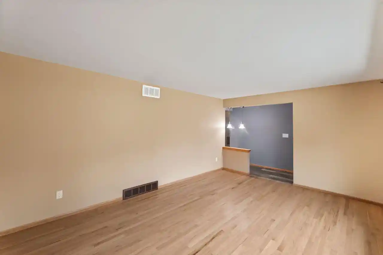 4th image of 1020 Lilac Lane Lane, Pewaukee, WI 53072 | MLS# 1973405