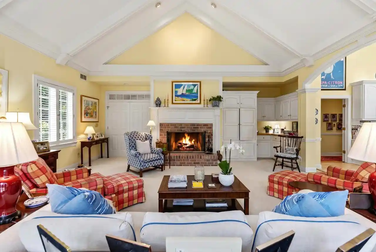 2nd image of 11404 N Justin Dr Dr, Mequon, WI 53092 | MLS# 1973412