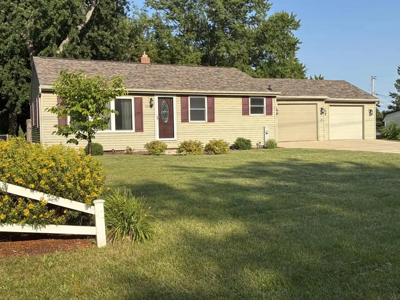 1st image of 1309 Crestwood Dr Dr, Green Bay, WI 54313 | MLS# 1973447
