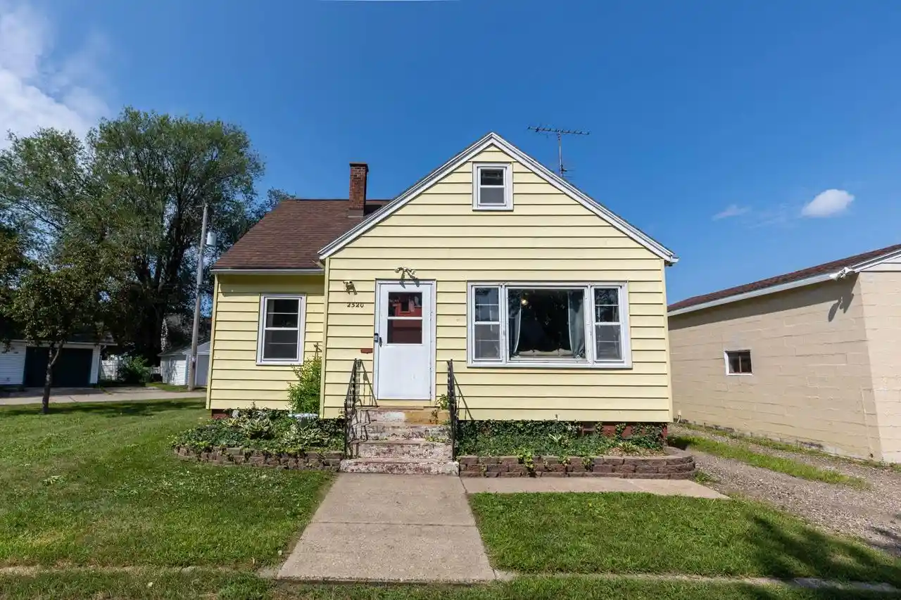 1st image of 2520 15th Pl S Pl S, La Crosse, WI 54601 | MLS# 1973472
