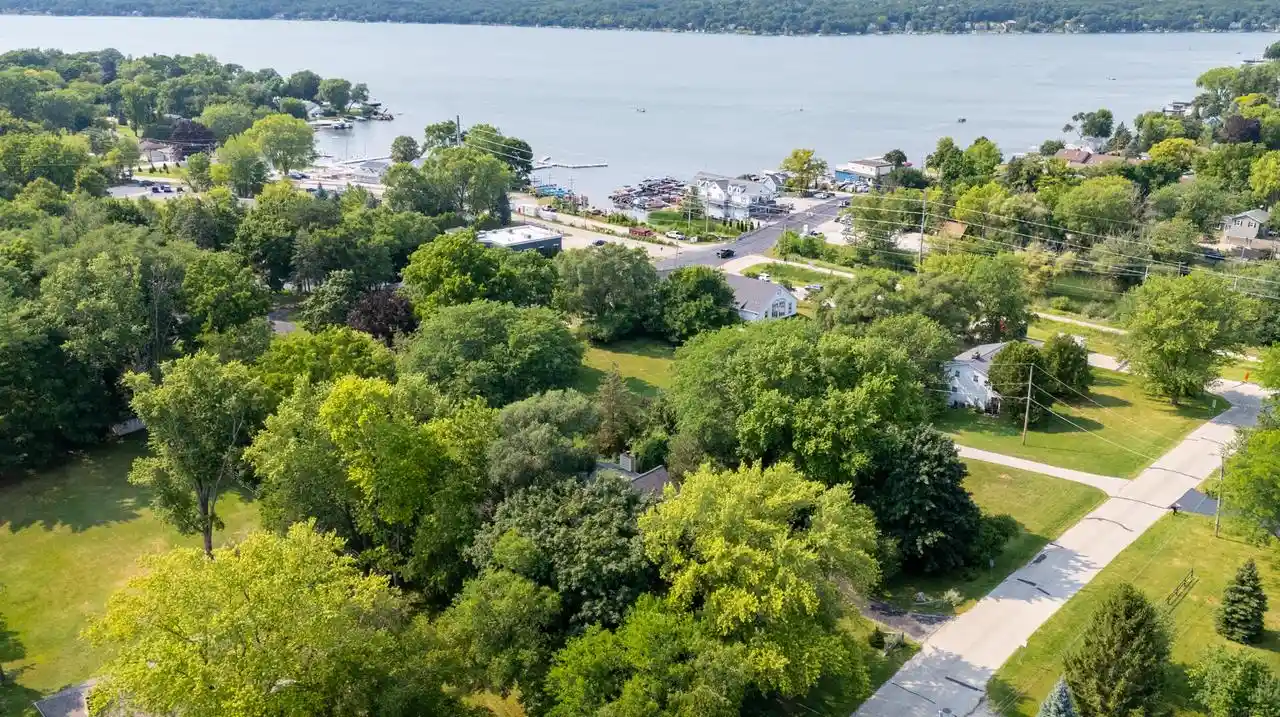 2nd image of W278n2147 Lakeview Dr Dr, Hartland, WI 53029 | MLS# 1973481