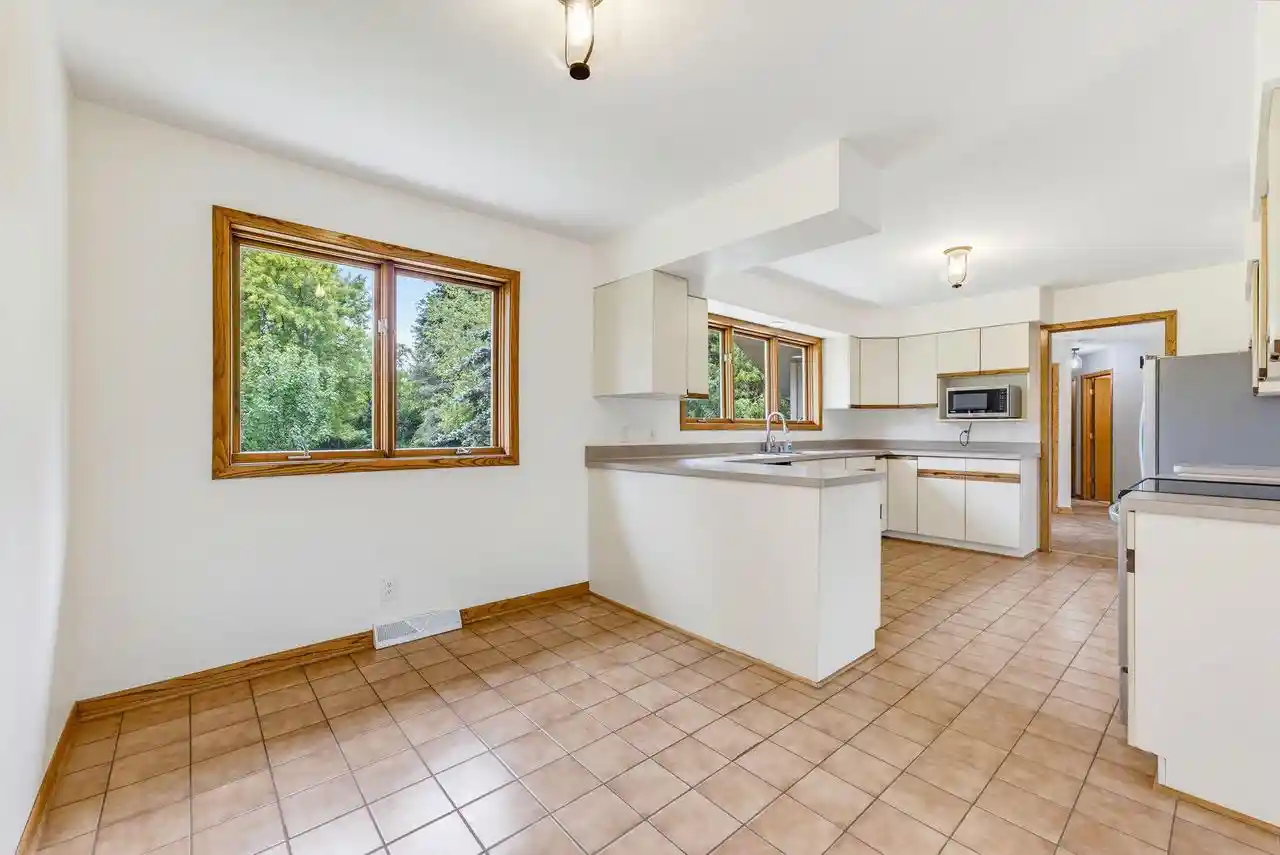 4th image of N5471 Loraine Dr Dr, Fredonia, WI 53021 | MLS# 1973518