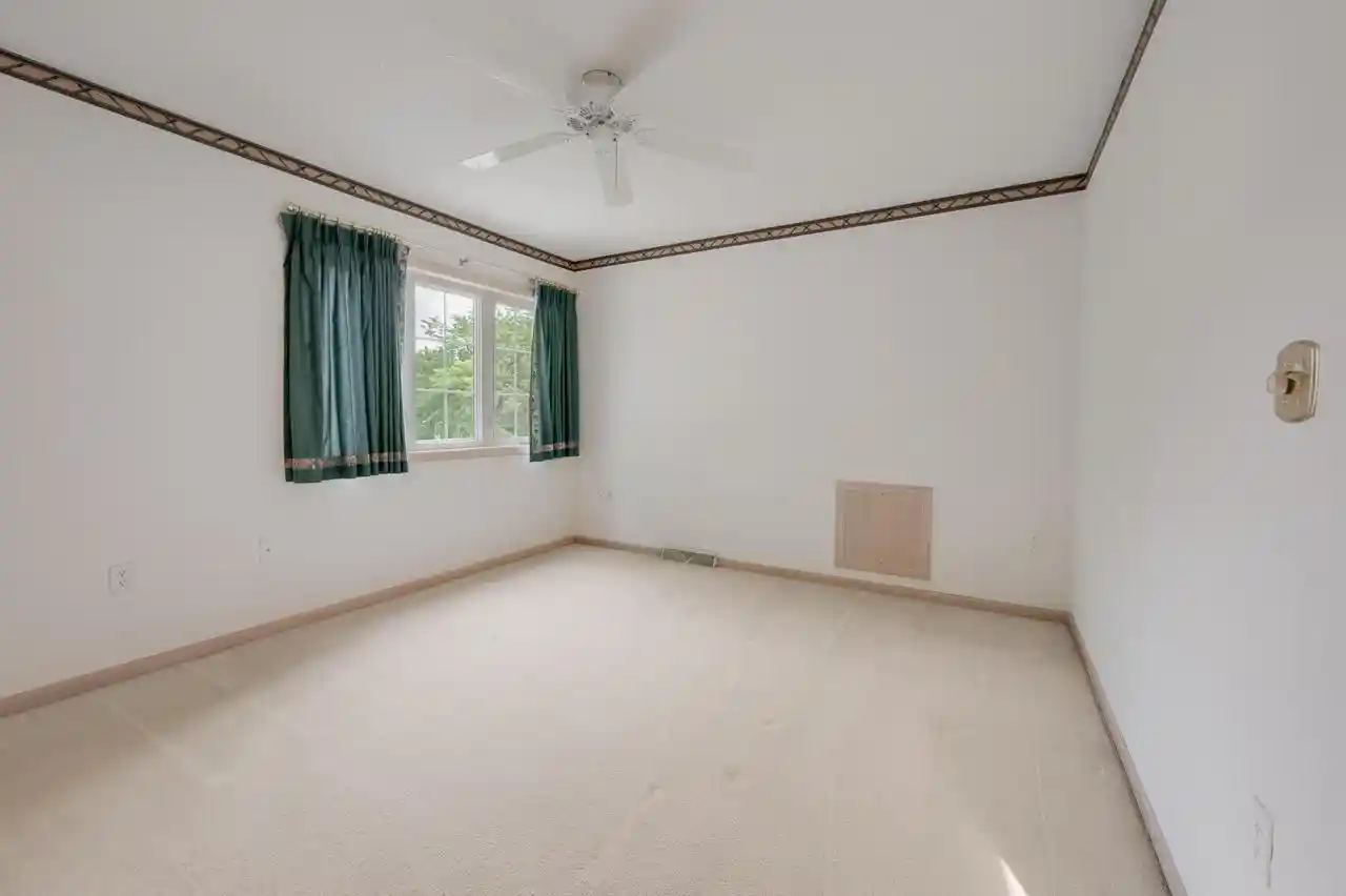 4th image of N21w24178 Dorchester Dr Dr, Pewaukee, WI 53072