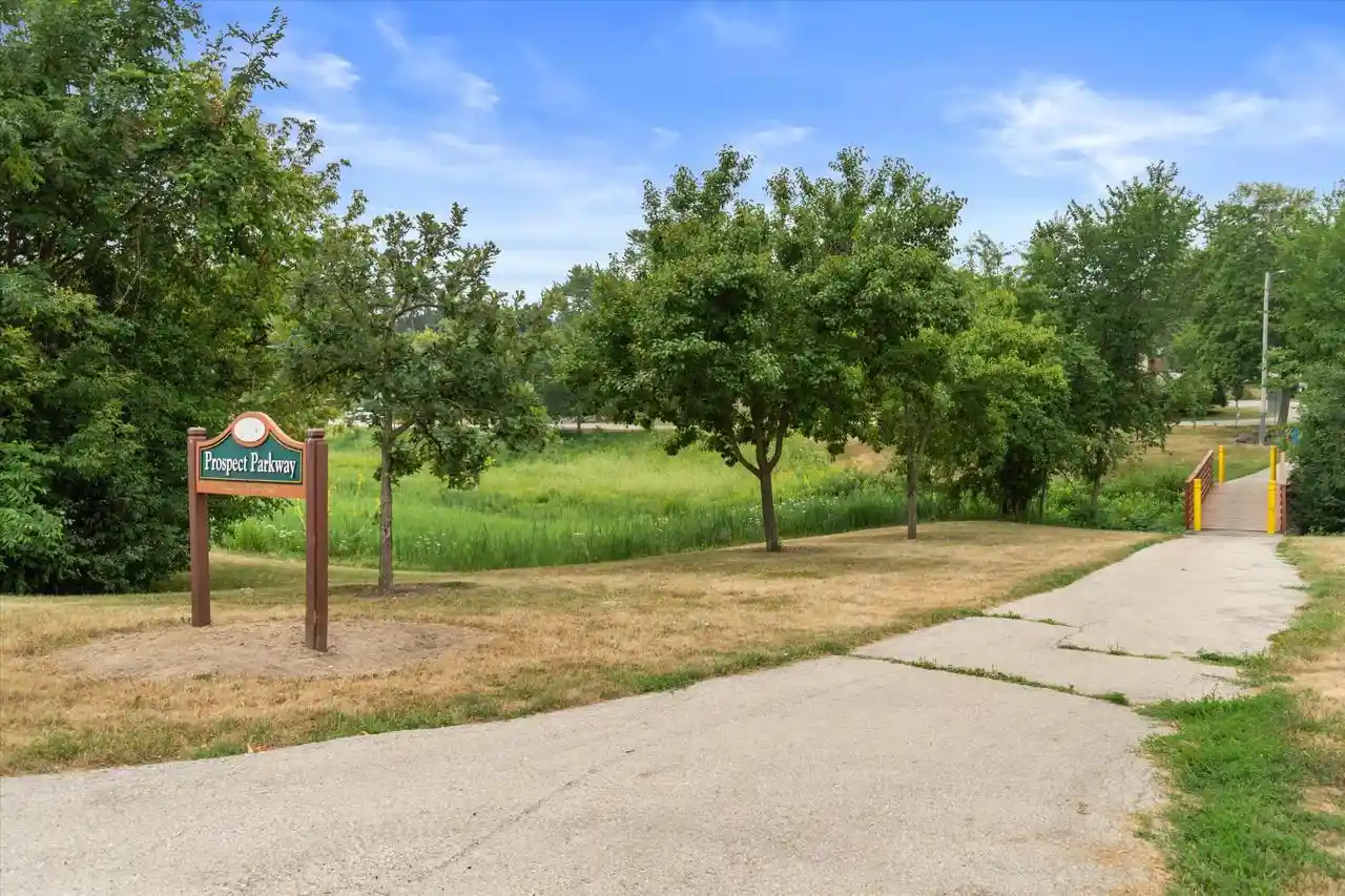 3rd image of 13706 W Meadow Lane Lane, New Berlin, WI 53151 | MLS# 1973579