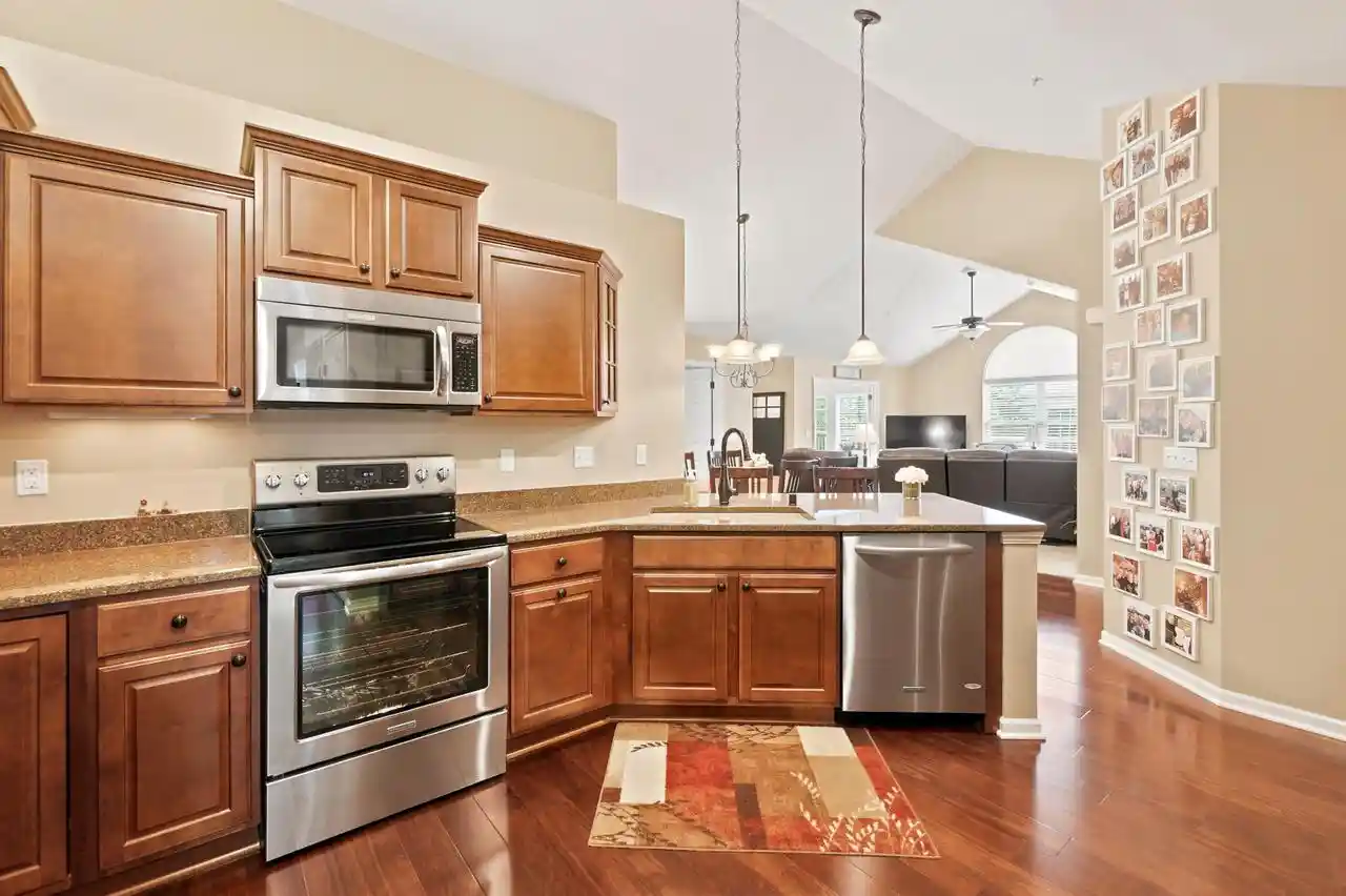 3rd image of W250N4997 William Dr Dr, Pewaukee, WI 53072 | MLS# 1973587