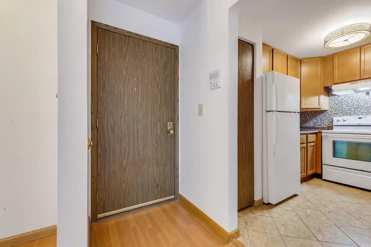 Listing Photo 5 - Condo for sale in building located at 6100 W Stonehedge Dr Dr, Greenfield, WI 53220 - Unit #365D