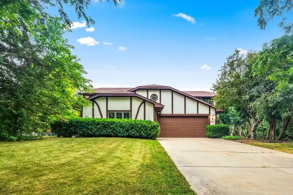 1st image of 971 S Imperial Dr Dr, Hartland, WI 53029 | MLS# 1973647