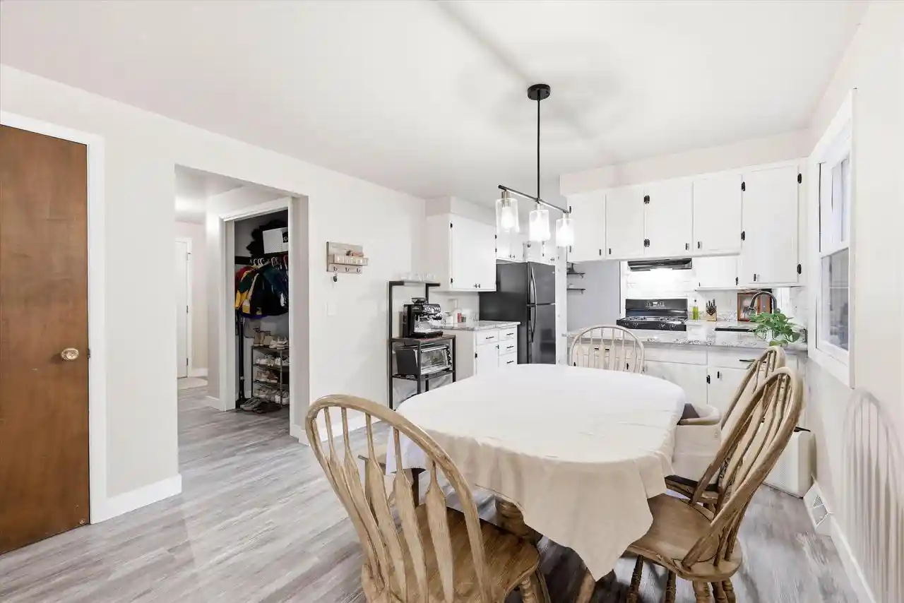 3rd image of 1698 Beaver Dam Dr Dr, Green Bay, WI 54304 | MLS# 50329940
