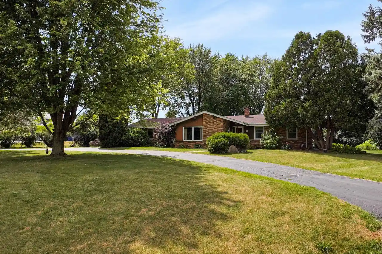 1st image of W224n5025 East View Dr Dr, Sussex, WI 53089 | MLS# 1973694
