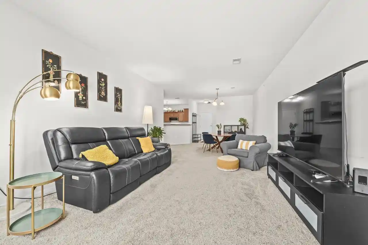 2nd image of 3862 S Lake Dr Dr, Saint Francis, WI 53235
