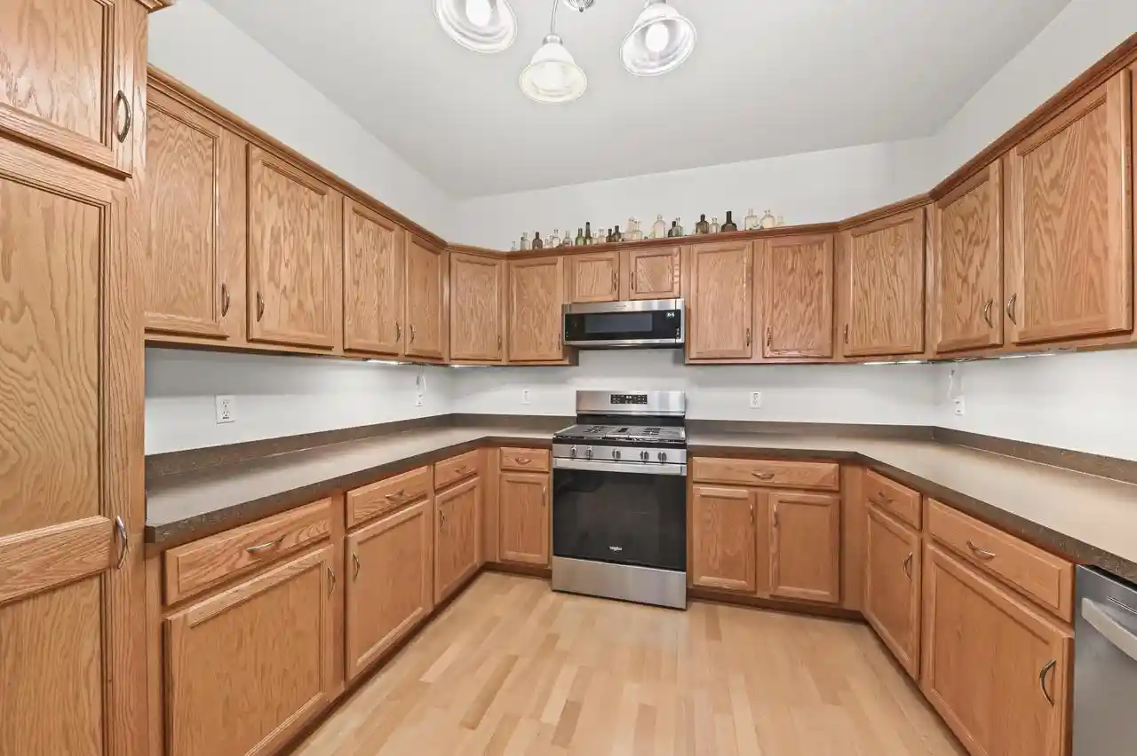 5th image of 3862 S Lake Dr Dr, Saint Francis, WI 53235