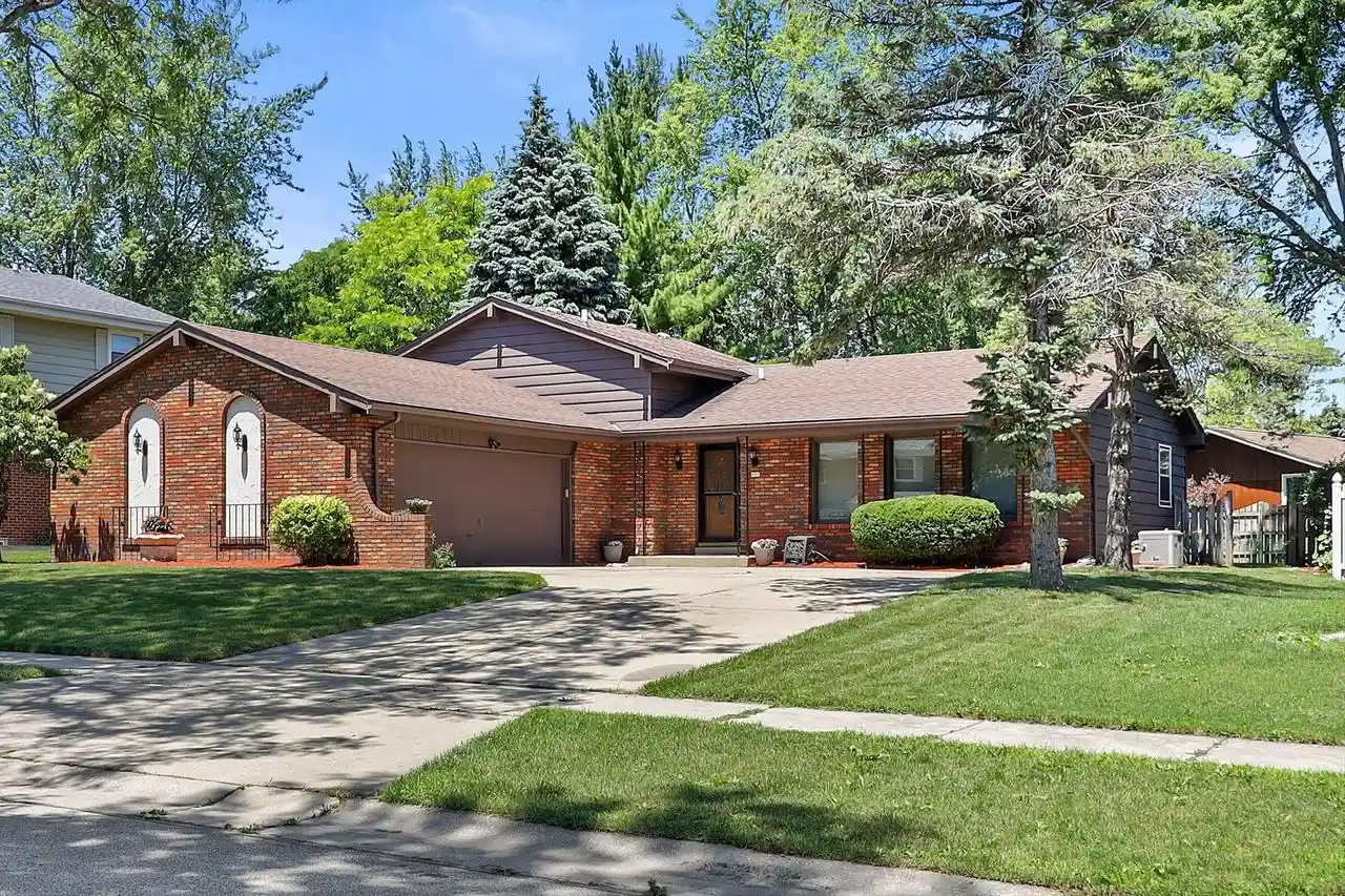1st image of 480 E Arthur Dr Dr, Oak Creek, WI 53154 | MLS# 1973741