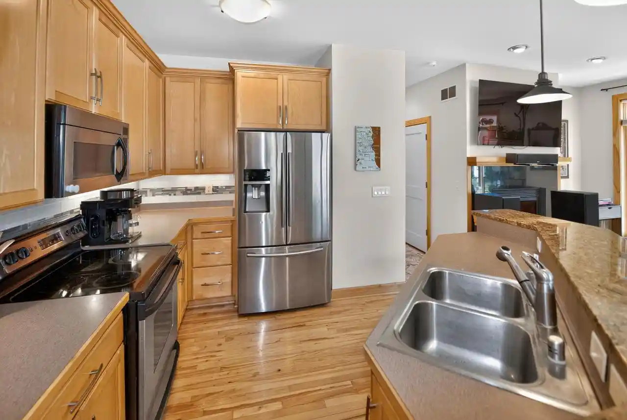 3rd image of 1004 E Garfield Ave Ave, Milwaukee, WI 53212