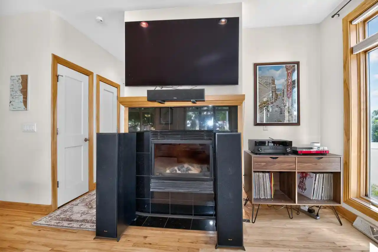 2nd image of 1004 E Garfield Ave Ave, Milwaukee, WI 53212