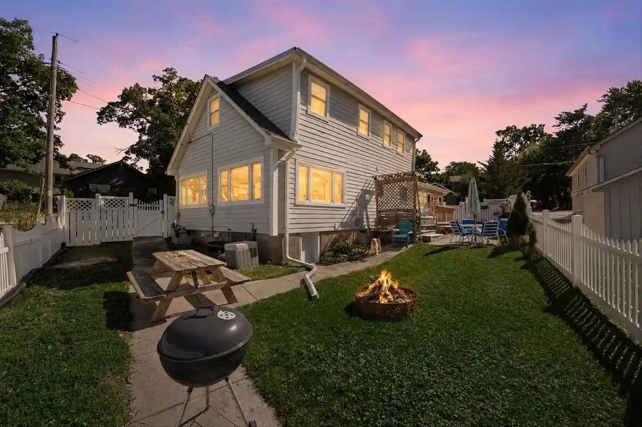 3rd image of S68W18031 Island Dr Dr, Muskego, WI 53150 | MLS# 1973867