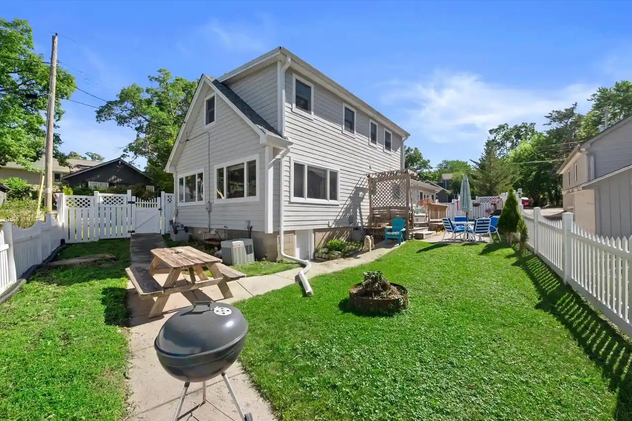 4th image of S68W18031 Island Dr Dr, Muskego, WI 53150 | MLS# 1973867